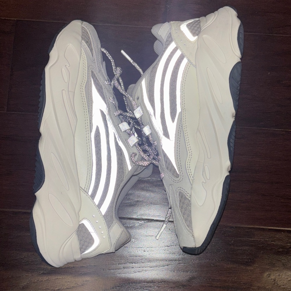 adidas Yeezy Boost 700 V2 size 8 Static